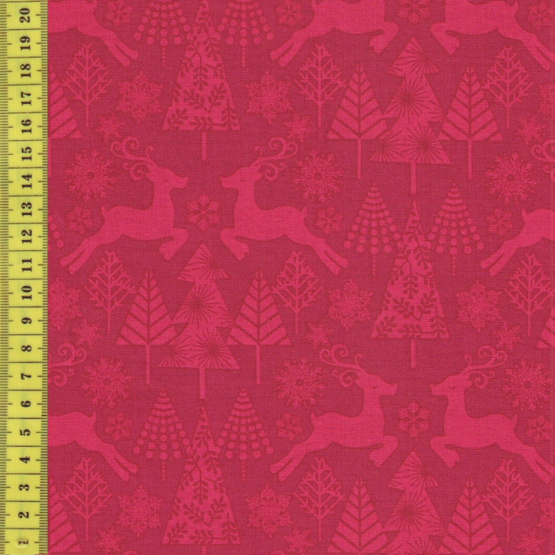 hip holiday Weihnachtsbäume und einskristalle auf rot josephine kimberling für blend patchworkstoff weihnachten