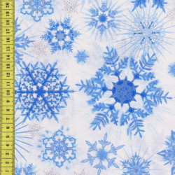 Snow Ice Eiskristalle in blautönen auf weiß Weihnachtsstoff Timeless Treasures Patchworkstoff